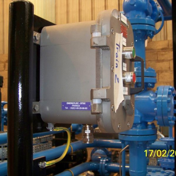 Boitier de commande électrique ATEX installé dans une zone à risque, conforme aux directives européennes.