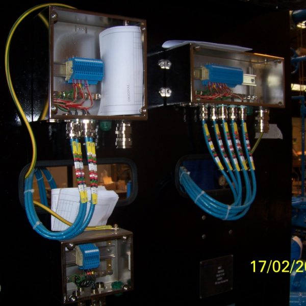 Armoire électrique ATEX avec câblage spécifique, installée dans une zone à risque, conformément aux directives européennes.