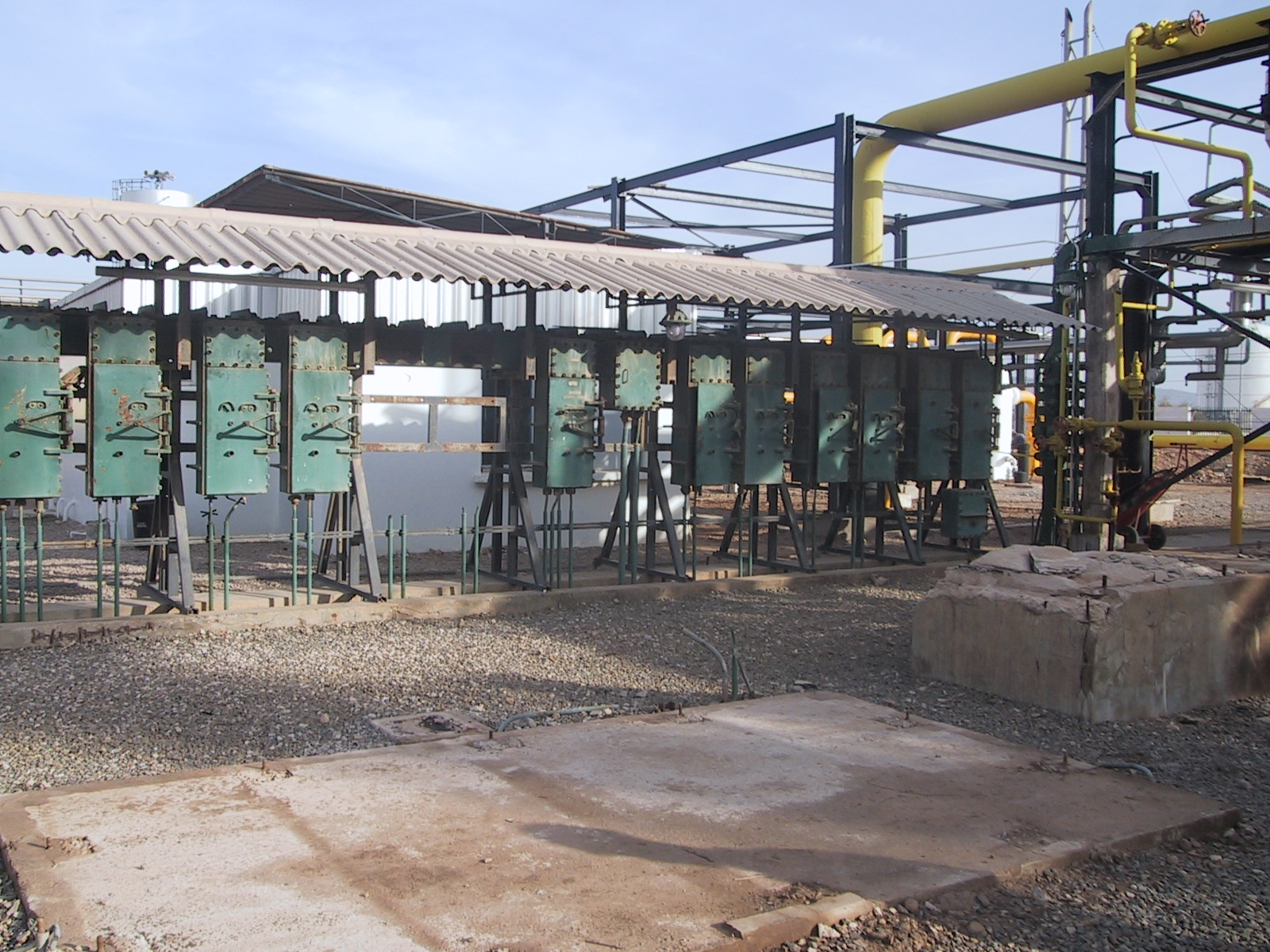 Panneaux de contrôle sécurisés pour une gestion optimale de l'énergie dans une installation industrielle.