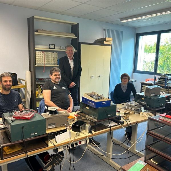 Réunion d'équipe chez Control Safe Energy avec quatre professionnels discutant de la sécurité et des procédures.