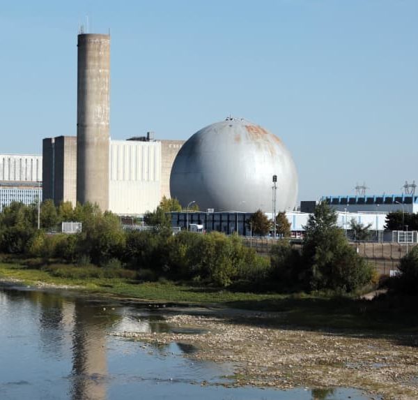 Vue de la centrale nucléaire de Chinon, avec son réacteur sphérique distinctif, où les interventions nécessitent des habilitations électriques spécifiques pour garantir la sécurité des opérateurs.