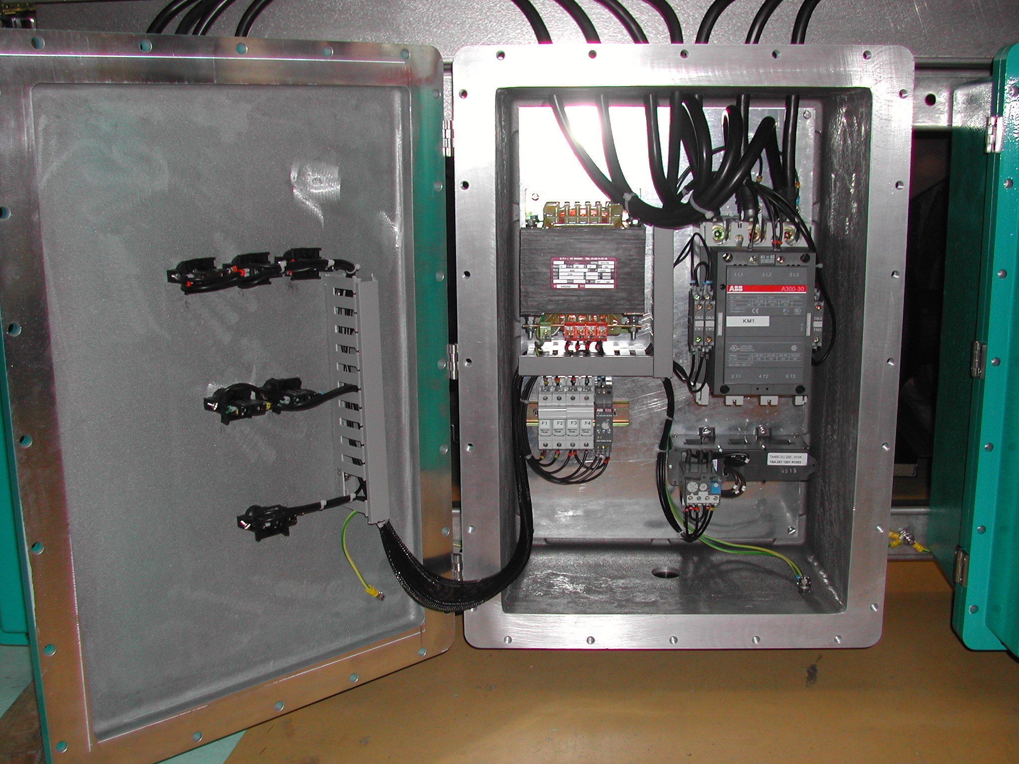 Boîtier électrique antidéflagrant avec composants internes adaptés aux normes ATEX.