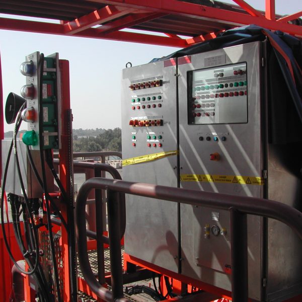 Boîtier de commande antidéflagrant utilisé pour la prévention des risques ATEX sur site industriel.